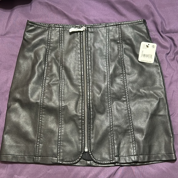 NWT free people Layla Vegan Mini skirt size 2 - Picture 2 of 4